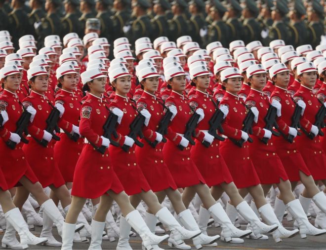 Военнослужащие китайских женщин маршируют во время военного парада на площади Тяньаньмэнь в Пекине 1 октября 2019 года в честь 70-летия основания Китайской Народной Республики.