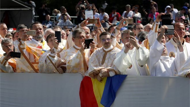 Папа Франциск благословляет семерых греко-католических епископов на церемонии в Румынии