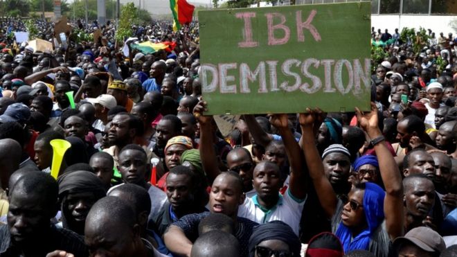 Люди принимают участие в митинге протеста против неспособности правительства и международных миротворцев остановить рост этнического и джихадистского насилия в Бамако, Мали 5 апреля