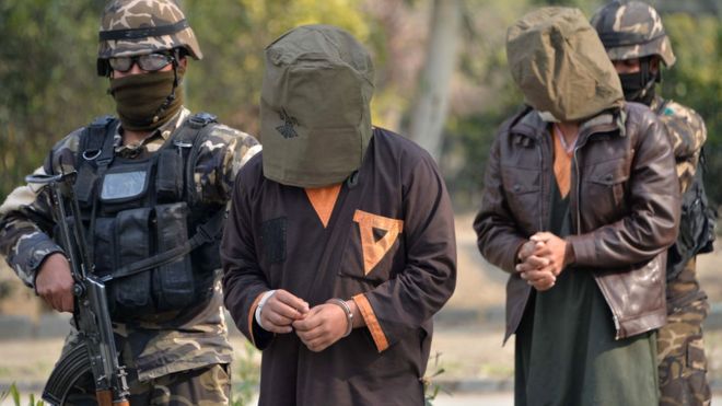 Афганские силы сопровождают предполагаемых боевиков движения «Талибан» после того, как они представлены СМИ в Джалал-Абаде 23 января 2019 года