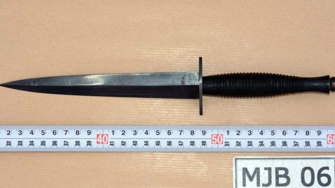 Полиция Западного Йоркшира раздавала фотографию ножа, который был представлен в качестве доказательства в ходе судебного процесса над Томасом Мэром