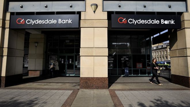 Люди проходят мимо филиала Clydesdale Bank в Эдинбурге