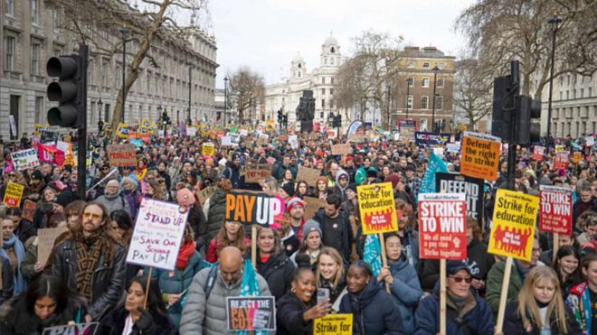 2月1日，約有50萬英國勞工上街罷工