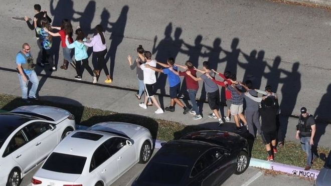 Imagens mostram estudantes sendo evacuados em grupos pequenos após massacre na Flórida