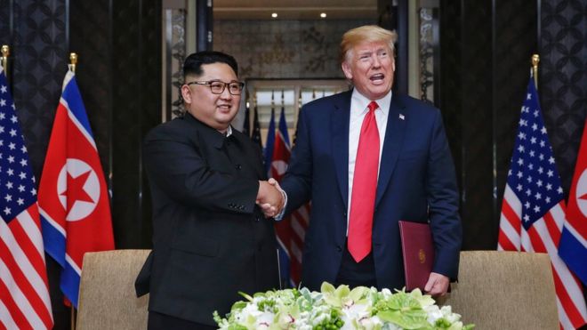 Ким Чен Ын и Дональд Трамп пожимают друг другу руки в Сингапуре