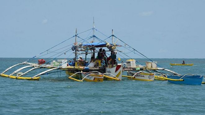 На этом снимке, сделанном 16 июня 2016 года, изображено рыболовное судно, стоящее на якоре у устья Южно-Китайского моря у города Инфанта в провинции Пангасинан, когда они ждут своей рыболовной экспедиции в Скарборо Шоал.