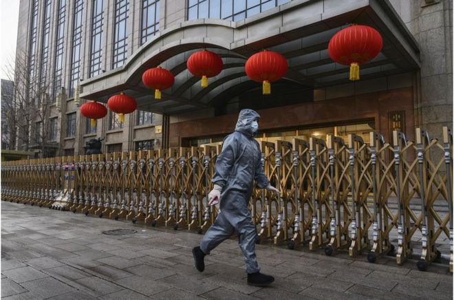 戴口罩穿防护服的北京女性