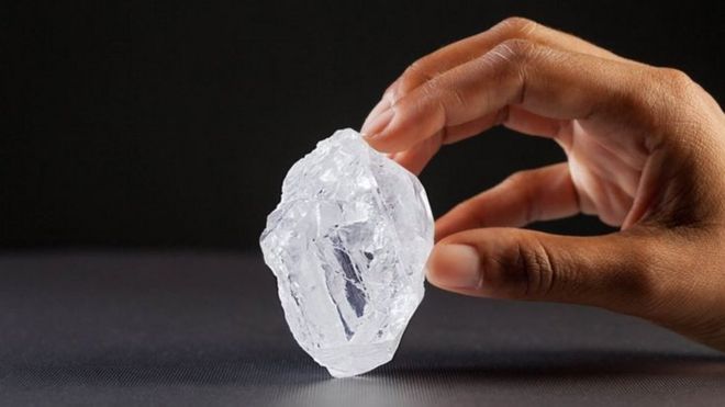 நூற்றாண்டில் கண்டறியப்பட்ட பெரிய ரத்தின இணையான வெட்டப்படாத வைரக்கல் .