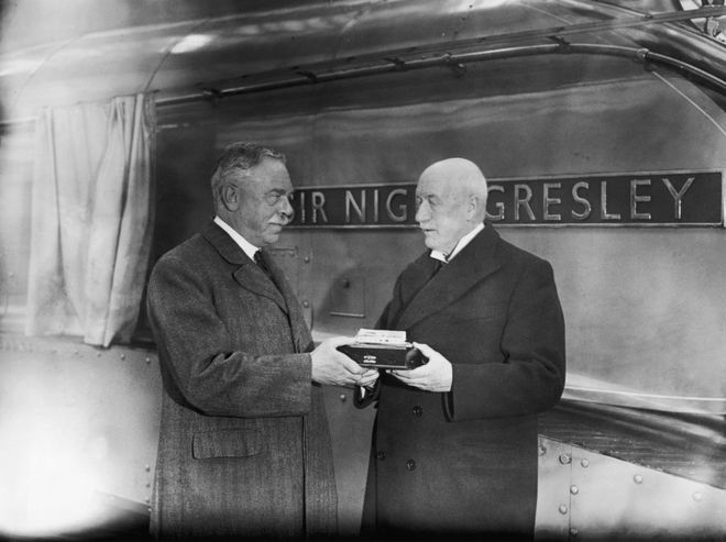 Уильям Уайтлоу вручает железнодорожному инженеру сэру Найджелу Гресли серебряную модель двигателя, названную его именем, ноябрь 1937 года