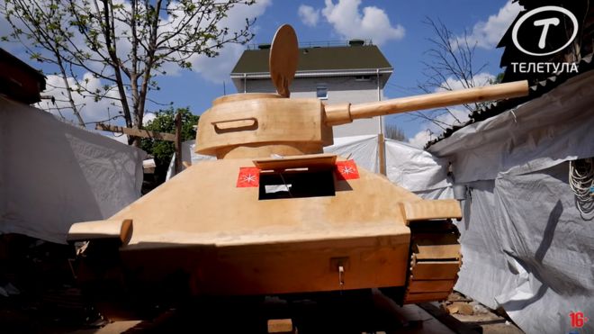 Карпентер изготовил полноразмерный деревянный танк, Тула, Россия, 2019