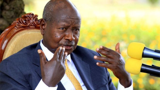 Президент Йовери Мусевени на фото в своем загородном доме
