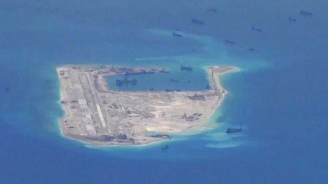 Các tàu nạo vét của Trung Quốc được trông thấy ở vùng nước gần Đá Chữ Thập - hình ảnh do máy bay giám sát của Hải Quân Hoa Kỳ chụp hồi tháng 5/2015