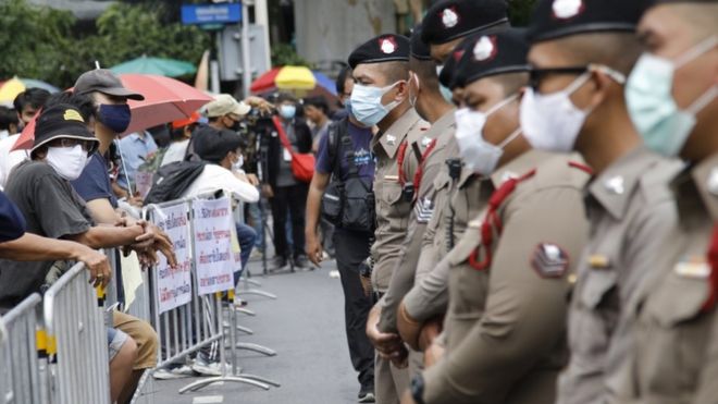 Тайская полиция стоит на страже во время антиправительственной акции протеста у Монумента демократии в Бангкоке, Таиланд, 16 августа 2020 года