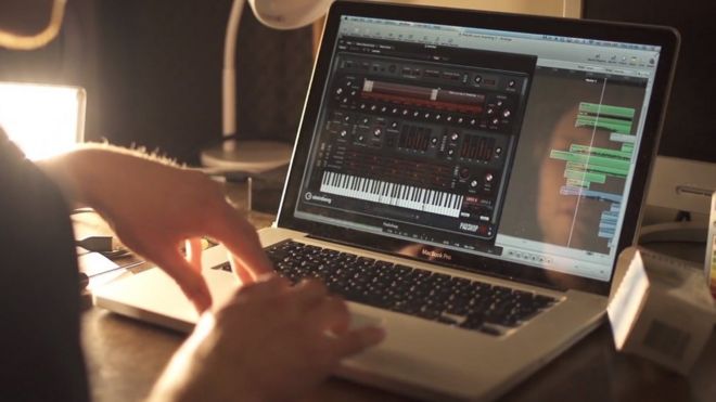 Ноутбук показывает программное обеспечение для записи музыки на нем