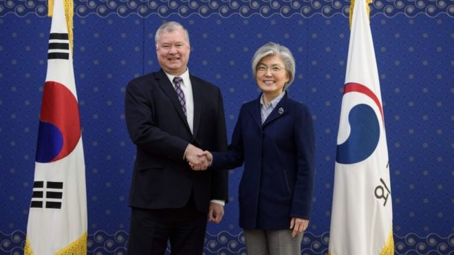 Посланник США Стивен Бигун и министр иностранных дел Южной Кореи Канг Кёнг-ва, Сеул, 9 февраля 2019 г.