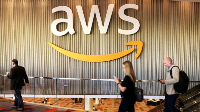 Участники ежегодной конференции по облачным вычислениям на Amazon.com Inc проходят мимо логотипа Amazon Web Services в Лас-Вегасе, штат Невада