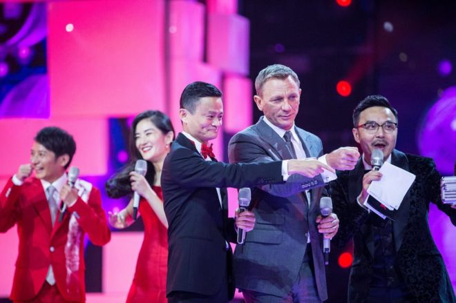 На снимке, представленном 11 ноября 2015 года, изображены герой Джеймса Бонда, британский актер Дэниел Крэйг (2-R) и Джек Ма, председатель Alibaba Group (C), на телевизионном гала-концерте, посвященном празднованию шоппинга Tmall в Пекине, Китай, 10 Ноябрь 2015 года.