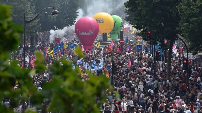 Люди принимают участие в акции протеста против предложенных правительством Франции реформ трудового законодательства возле площади Бастилии в Париже 23 июня