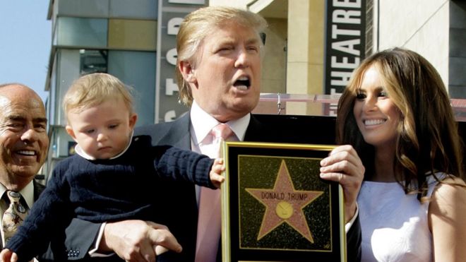 На этой фотографии, сделанной 16 января 2007 г., Дональдом Трампом с его женой Меланией Трамп и их сыном Барроном