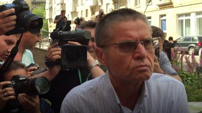 Алексей Улюкаев решением останется под домашним арестом до января 2018 года.