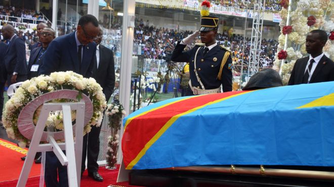 Президент Руанды Пол Кагаме отдает дань уважения