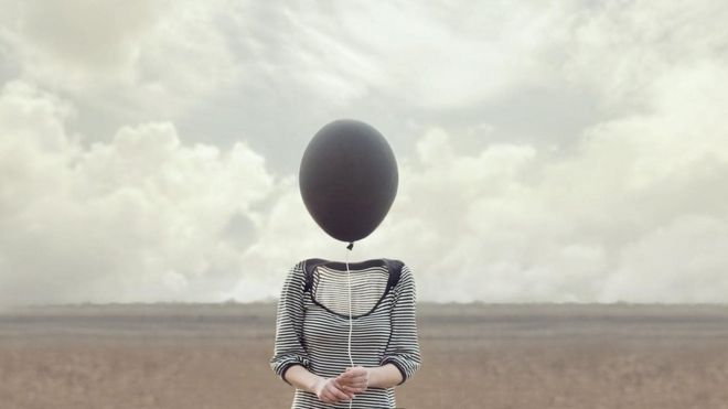 صورة تخيلية لفتاة وضع بالون مكان رأسها