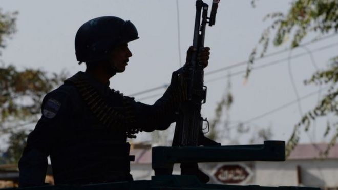 عشرات القتلى في هجومين على مسجدين في أفغانستان _98405309__98404958_afghanpolice