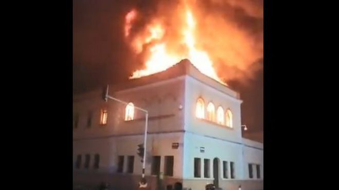 Imagen del palacio de justicia de Tuluá incendiado.
