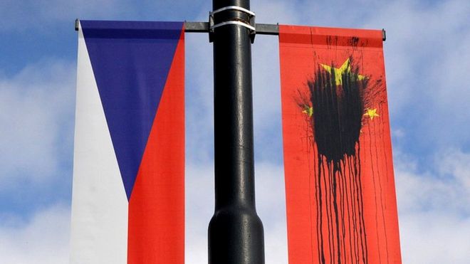 中国国家主席习近平2016年到访布拉格时，有人把在当地的中国国旗弄污。