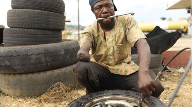 Dauda Sheidu: Di Kogi vulcanizer wey im lost right hand no stop am to fix tires