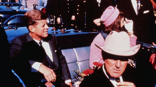 JFK em Dallas, pouco antes de ser assassinado