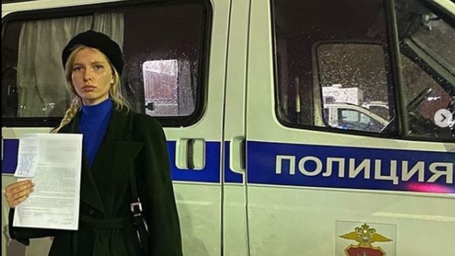 фото Алёны Ефремовой с заявлением в полицию