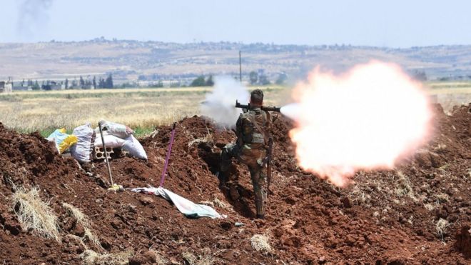 Сирийский проправительственный истребитель стреляет из гранатомета по боевикам оппозиции в северной провинции Хама, Сирия (28 мая 2019 года)