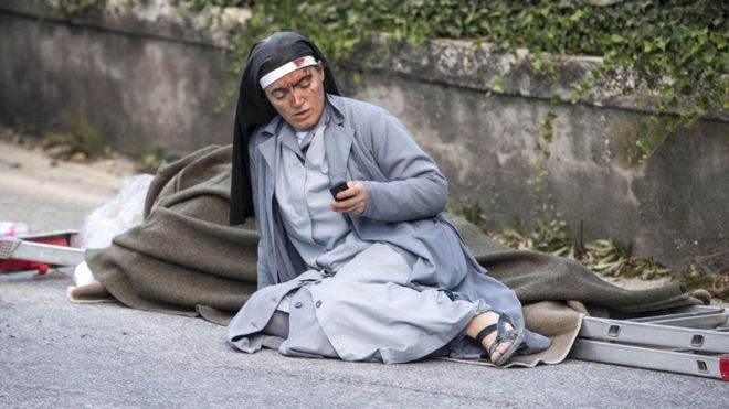La monja Mariana sentada fuera de su convento destruido