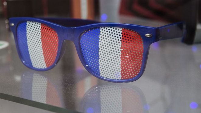Пара солнцезащитных очков в цветах французского флага