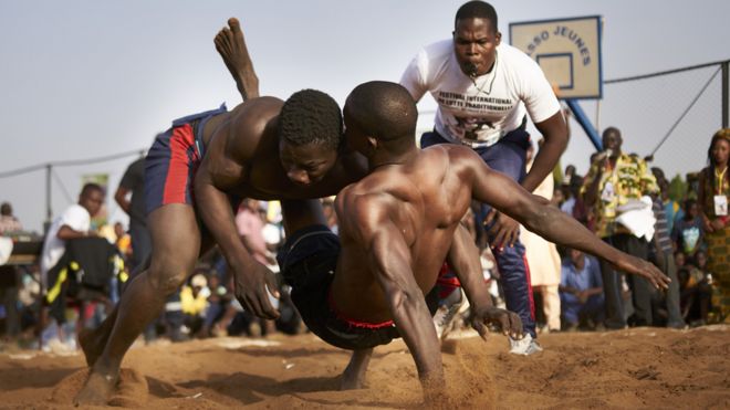Mwanamieleka mmoja alimuangusha mwenzake wakati wa tamasha la mieleka ya kitamaduni iliyofanyika katika mji mkuu wa Mali bamako siku ya Jumapili