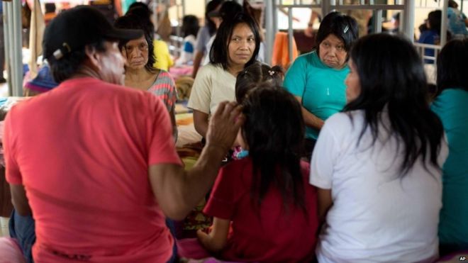 Женщины и дети, спасенные перуанской армией от Сияющего Пути