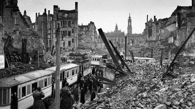 Des gens prennent un tramway à Dresde au milieu de l'épave, 1946