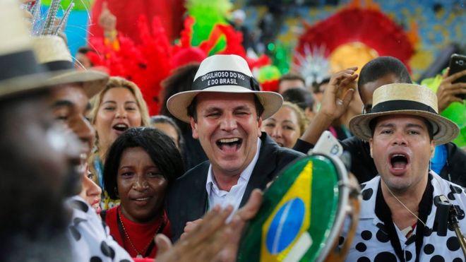 Мэр Рио-де-Жанейро Эдуардо Паес (C) присутствует на церемонии закрытия Олимпийских игр 2016 года в Рио-де-Жанейро на стадионе Маракана в Рио-де-Жанейро, Бразилия, 21 августа 2016 года.