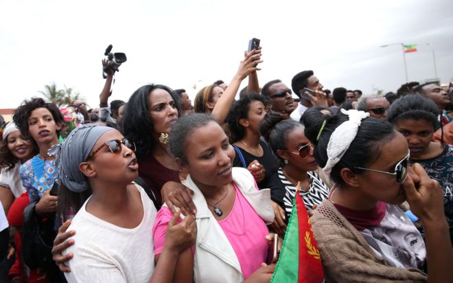 Эритрейцы ждут возможности приветствовать свои семьи в международном аэропорту Асмэра на борту рейса Эфиопских авиалиний ET314 в Асмэре, Эритрея, 18 июля 2018 года.
