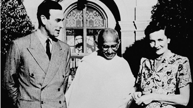 Махатма Ганди с вице-королем Индии и его женой в их доме в Нью-Дели.