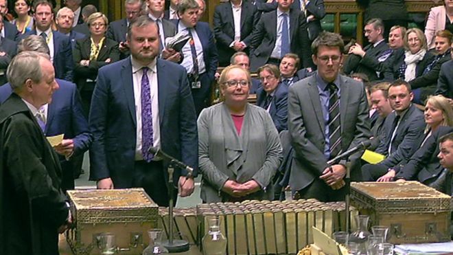 Депутаты объявляют итоги голосования по законопроекту о выходе из ЕС