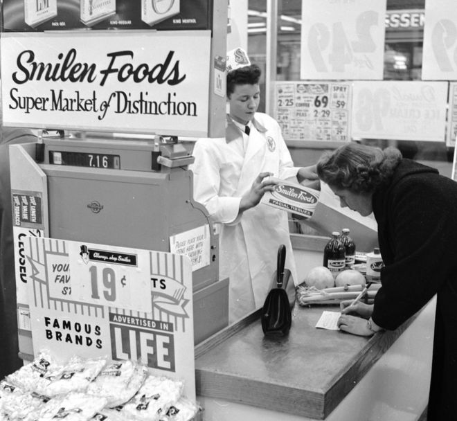 Американский супермаркет 1950-х годов с ручным кассовым аппаратом