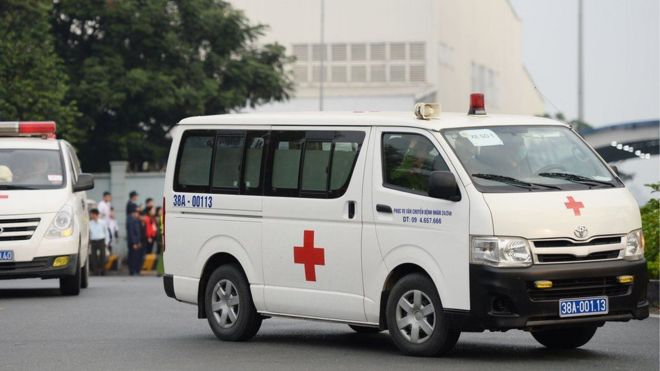 Ambulans mengantarkan jenazah dari Bandara Noi Ba menuju rumah masing-masing korban.