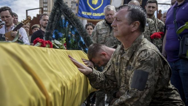 Ceremonia fúnebre en Kiev en honor a un comandante ucraniano que murió en la guerra.