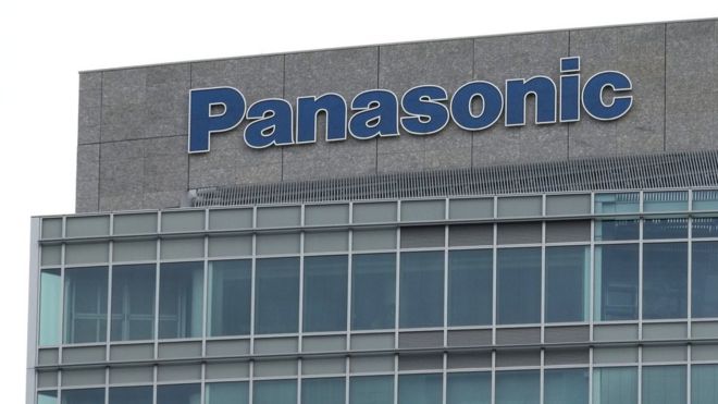 Логотип японской Panasonic виден на внешней стене штаб-квартиры компании в Токио в Токио 31 октября 2017 года.