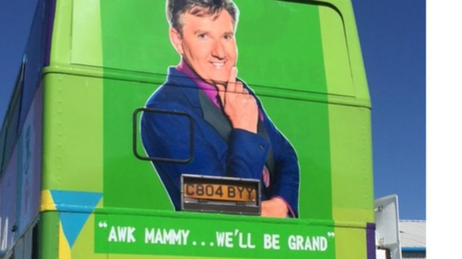 Даниэль О'Доннелл в кузове двухэтажного автобуса, переоборудованного поклонниками Ирландии