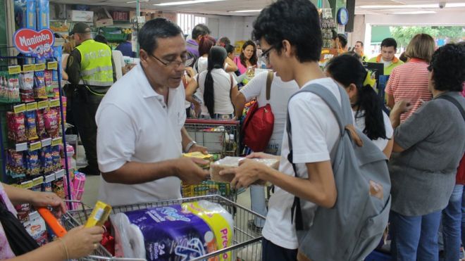 Compradores venezolanos en Cúcuta.