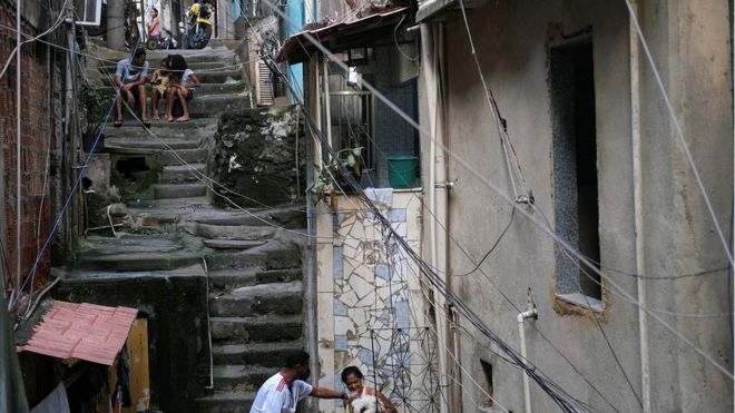 Moradores da Rocinha (RJ) de máscaras para proteção contra a covid