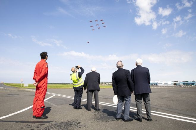 Ветераны наблюдают за красными стрелами в аэропорту Прествик